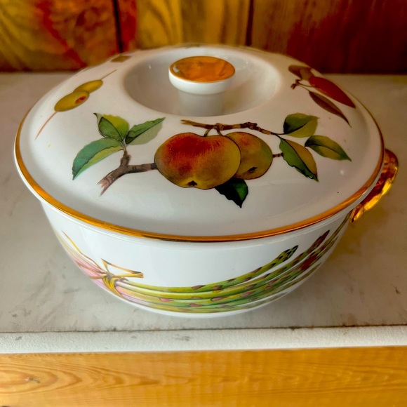 Royal Worcester Evesham Pattern Covered Casserole Fruit Vegetable Motif Gilding - Picture 1 of 1